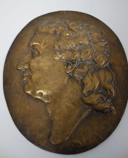 Ecole du XIXème siècle Profil d'homme. Médaillon ovale en bronze patiné. 30 x 24,5...
