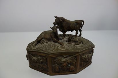 null Boîte en bronze et laiton à décor en relief et ronde-bosse, couvercle figurant...