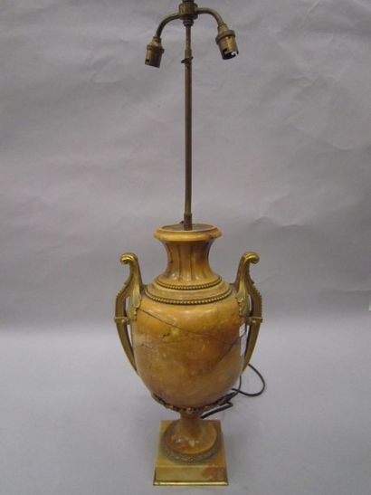 null Vase de forme ovoïde en marbre jaune et bronze doré posant sur un piédouche,...