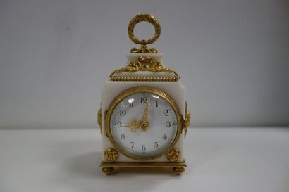 null Pendulette d'officier en marbre blanc et bronze doré, à décor de n?ud, perles...