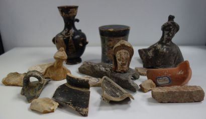 null Ensemble de documents archéologiques: - fragment de vase - pyxide - trois têtes...