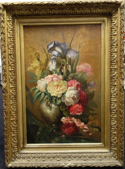 ECOLE FRANCAISE DU XIXème siècle Nature morte au bouquet de fleurs dans un vase....