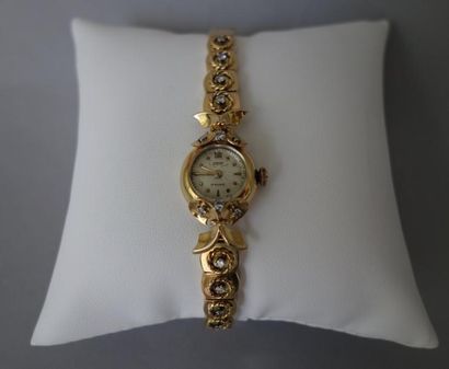 SPERA Montre bracelet de dame en or jaune (750), boitier rond à motifs de volutes...