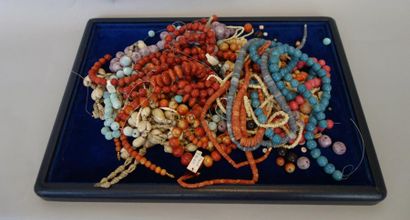 Important lot de colliers de perles de racines...