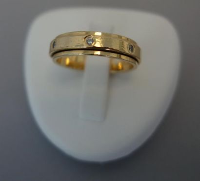 PIAGET Alliance en or jaune (750) à deux anneaux superposés dont un mobile orné de...