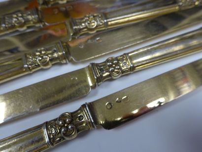 null Série de six couteaux à fruit en vermeil et vermeil (950) fourré (usures), manches...