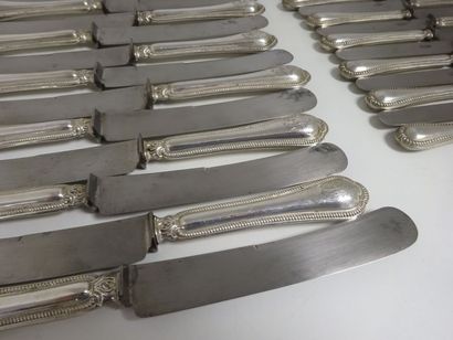 TRAVAIL ÉTRANGER Séries de douze couteaux de table et douze couteaux à fromage, lame...