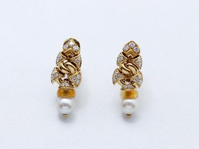 BULGARI TRIKA'' Paire de clips d'oreilles en or (750), stylisant un cordage ponctué...