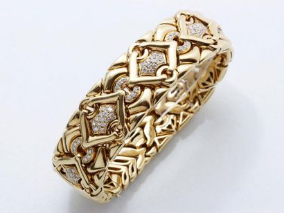 BULGARI Bracelet souple articulé en or (750), composé de maillons géométriques rehaussés...