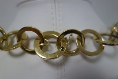 null Collier en or jaune (750) formé d'anneaux entrelacés en chute, à fermoir anneau...