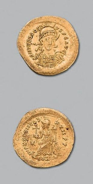 null Théodose II (408 - 450) Solidus 4,24 g. Constantinople. Son buste casqué et...