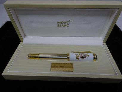 MONTBLANC Stylo plume en métal doré et porcelaine blanche, modèle Pompadour. Numéroté...