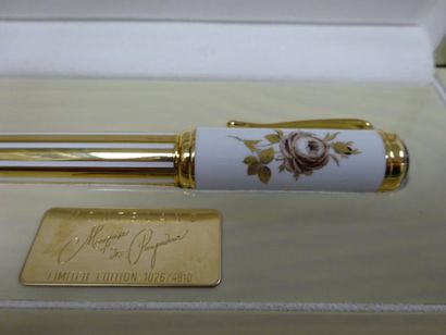 MONTBLANC Stylo plume en métal doré et porcelaine blanche, modèle Pompadour. Numéroté...