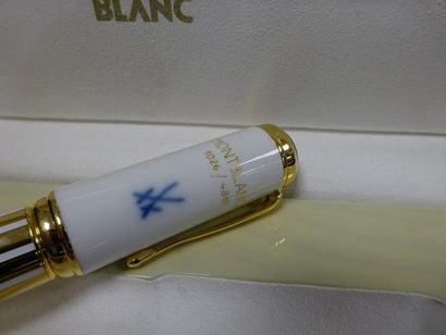 MONTBLANC Stylo plume en métal doré et porcelaine blanche, modèle Pompadour. Numéroté...