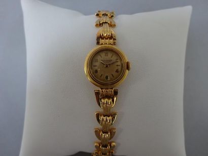 JAEGER-LECOULTRE Montre bracelet de dame en or jaune (750), le bracelet formé de...