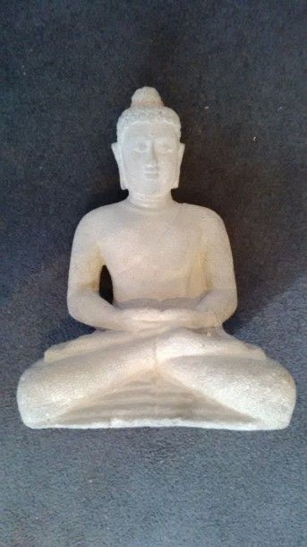 INDE Bouddha assis en lotus. Sculpture en grès gris. H.: 40 cm environ. Petits m...