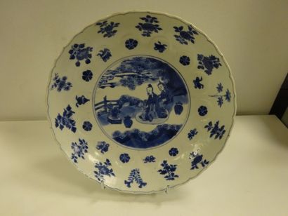 CHINE Coupe en porcelaine à décor en camaïeu bleu d'une scène animée de personnages....