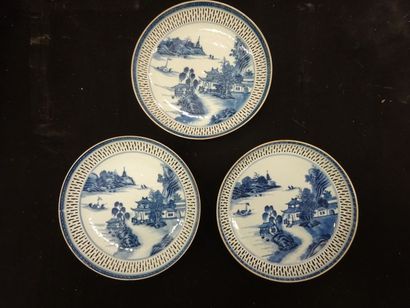 CHINE Suite de trois grandes assiettes en porcelaine à décor en camaïeu bleu de pagodes...