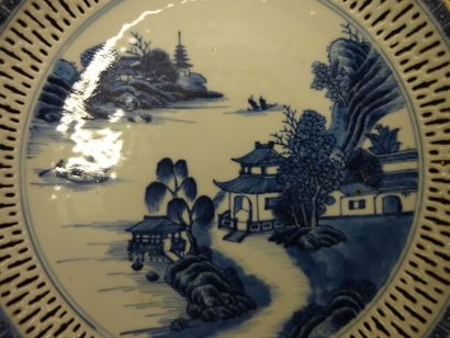 CHINE Suite de trois grandes assiettes en porcelaine à décor en camaïeu bleu de pagodes...