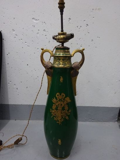 null Grand vase balustre en porcelaine à décor de trophées en doré sur fond vert....