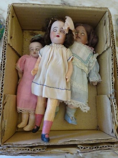 null Lot de trois petites poupées: - Tête en porcelaine, bouche ouverte, yeux dormeurs,...