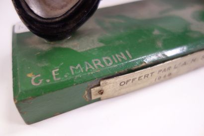 D'après MARDINI Trophée représentant un motard en métal polychrome. Socle rectangulaire...