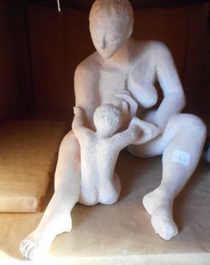 Jeannine NATHAN (née en 1924) Femme assise, allaitant un enfant, appuyé sur sa jambe...