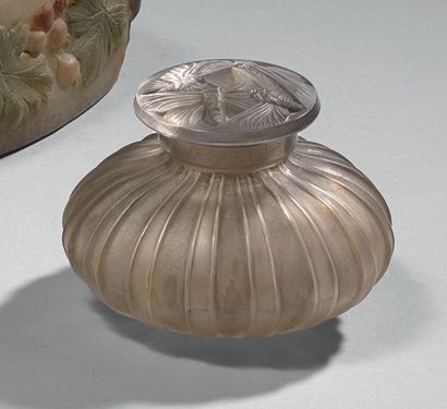 RENE LALIQUE (1860-1945) 
Flacon à côtes. Bouchon aux papillons.
Epreuve en verre...