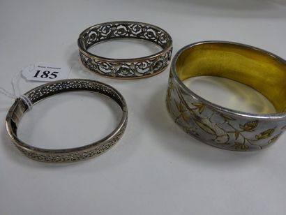 null Lot de deux bracelets rigides articulés en argent (925) à décor ajouré de rinceaux...