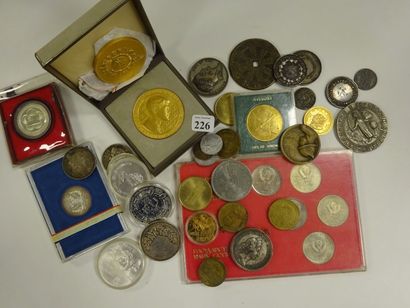 null Lot de médailles et pièces diverses en bronze, métal argenté ou argent.
Poids:...