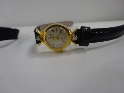 null Lot de deux montres de dame en or jaune (750):
- COMET, le boitier rond à chiffres...