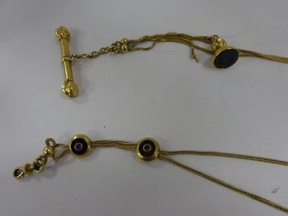 null Lot de deux chaînes de montre en or jaune (750) avec leur clefs et sceau composés...