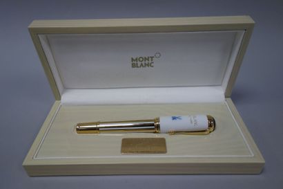 MONT BLANC Stylo plume en métal doré et porcelaine blanche, modèle Pompadour. Numéroté...