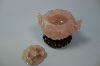 null Pot couvert en quartz rose à décor en relief de grenouilles. Socle en bois....