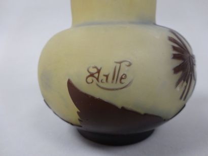 Etablissements GALLE, à Nancy Petit vase boule sur talon à long col cylindrique....