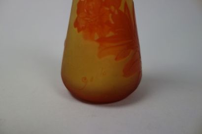 ÉTABLISSEMENTS GALLÉ Vase soliflore de forme conique à col évasé en verre doublé...