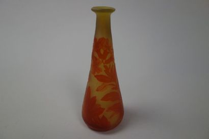 ÉTABLISSEMENTS GALLÉ Vase soliflore de forme conique à col évasé en verre doublé...