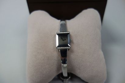 GUCCI Montre bracelet de dame en acier, le cadran signé de forme carrée bordé sur...