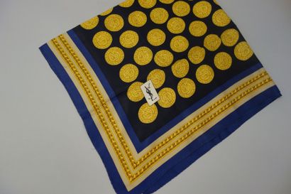 Yves Saint LAURENT Carré en soie à décor de pièces de monnaies. Noir, doré, bleu...