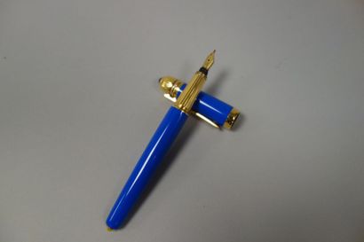 CARTIER Stylo plume modèle Pasha en métal laqué bleu, plume en or (750). Signé. Dans...