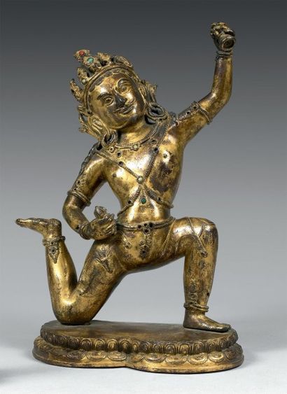 TIBET Divinité agenouillée en bronze doré tenant le vajra et le ghanta. La couronne...