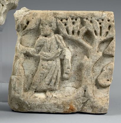 Époque bas romain Panneau carré provenant d'un sarcophage.
Marbre blanc sculpté d'un...