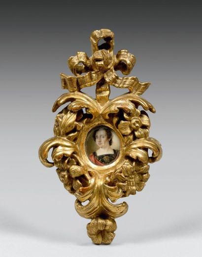 ITALIE Cadre en bois sculpté et doré en forme de composition fleurie et feuillagée,...