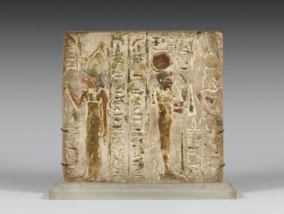 EGYPTE Décor de tombe gravé de deux personnages encadrés par des hiéroglyphes.
Plaque...