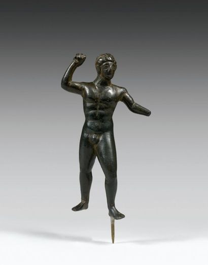 ETRURIE Statuette.
Bronze à patine brune lisse et brillante.
Homme debout, nu, la...