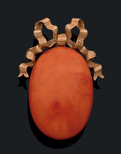null Important pendentif formé d'un galet de corail, à monture en or jaune (750)...