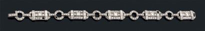 null Bracelet articulé en platine (950) composé de cinq motifs ovales ornés de diamants...