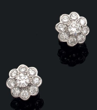 null Paire de boucles d'oreilles en or gris (750) en forme de fleur ornée d'un diamant...