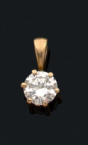 null Pendentif en or jaune (750) orné d'un diamant de taille brillant.
Poids du diamant:...