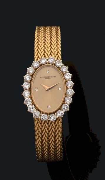 VACHERON CONSTANTIN 
Montre bracelet de dame en or jaune (750), le boîtier de forme...